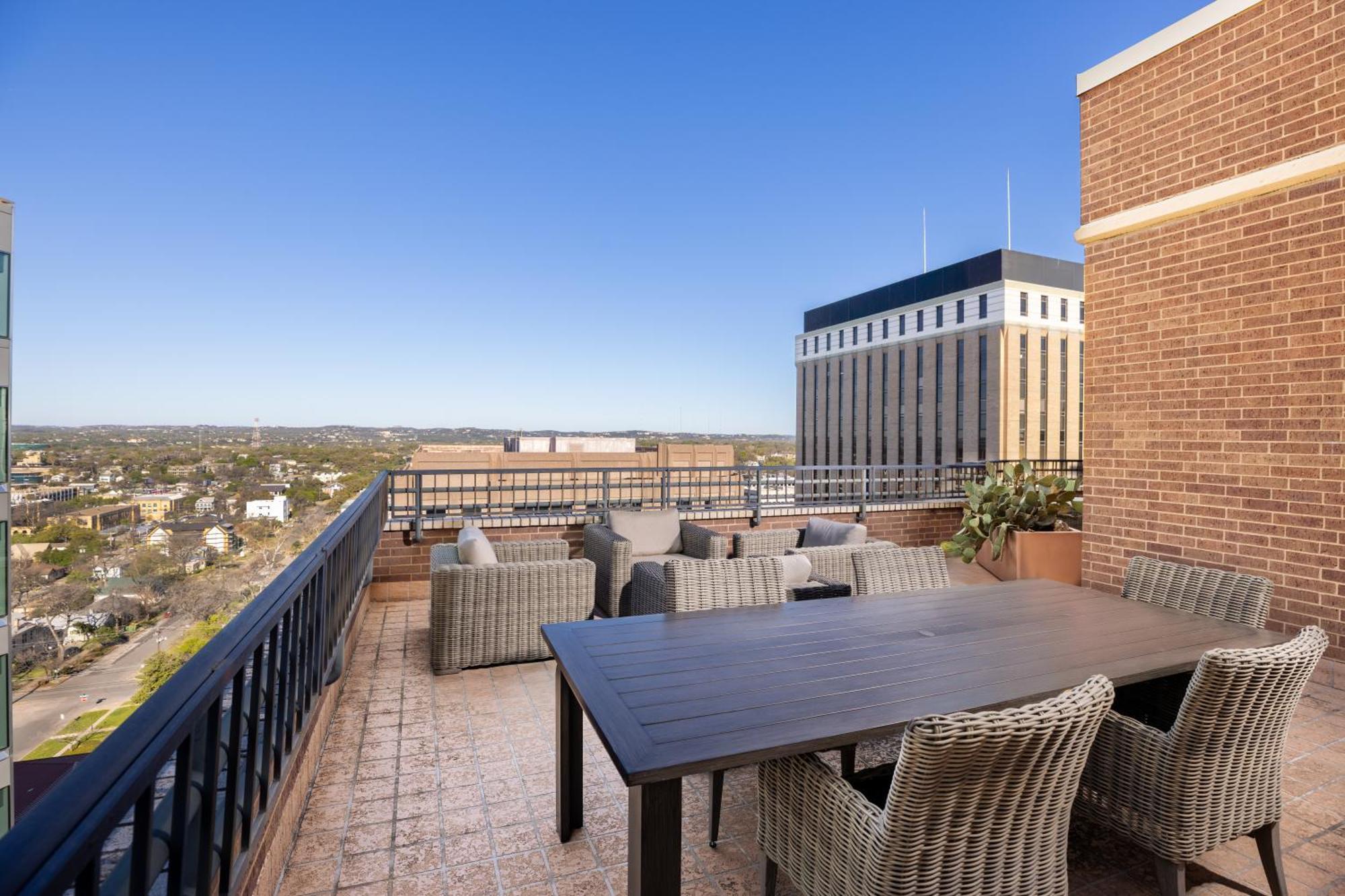 Doubletree Suites By Hilton Austin Downtown Capitol Extérieur photo
